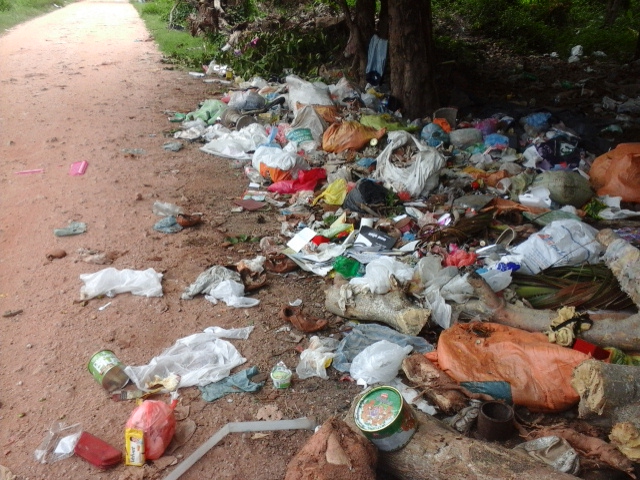 ගෙදර කුණු ගමපුරා දමා පෙරේතයන් කැදවා ඇති ගමකට අවුරුදු කුමරු වඩි ද ? ගෙදර කුණු ගමපුරා දමා පෙරේතයන් කැදවා ඇති ගමකට අවුරුදු කුමරු වඩි ද ?