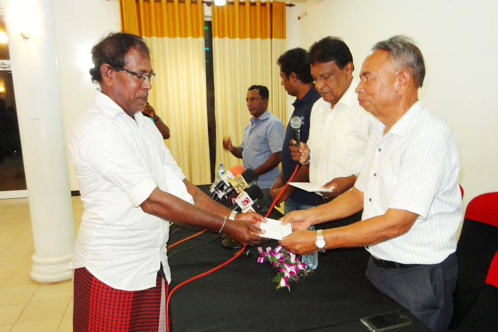 මීගමුවේ ධිවර සංගම් වලට පොර්ට් සිටියෙන් ලක්ෂ 420 ක් මීගමුවේ ධිවර සංගම් වලට පොර්ට් සිටියෙන් ලක්ෂ 420 ක්