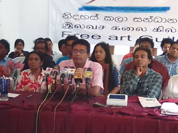 මෙහෙම ගියොත් කලාකරුවන් කුළීකරුවන් වෙනවා -නිදහස් කලා සන්ධානය මෙහෙම ගියොත් කලාකරුවන් කුළීකරුවන් වෙනවා -නිදහස් කලා සන්ධානය