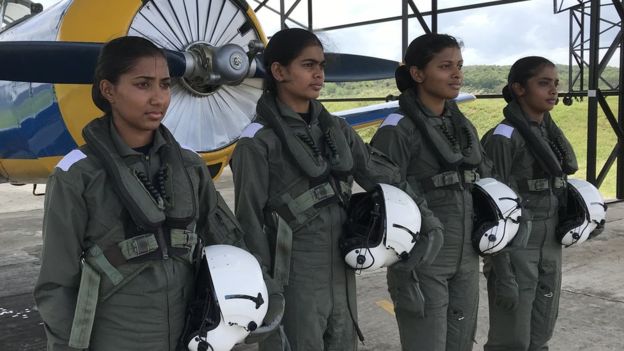 ශ්රී ලංකා ගුවන් හමුදාව පළමුවරට ගුවන් නියමුවරියන් බඳවා ගනී ශ්රී ලංකා ගුවන් හමුදාව පළමුවරට ගුවන් නියමුවරියන් බඳවා ගනී