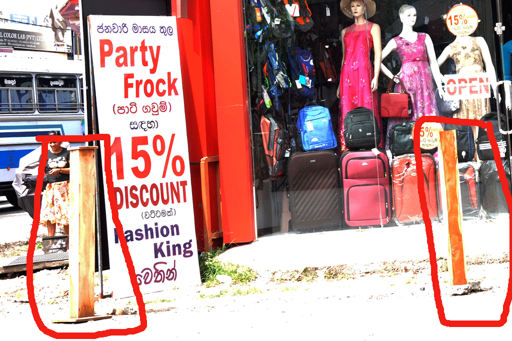 ව්යාපාරිකයන් පදිකවේදිකාව අල්ලාගෙන පදිකයා මහපාරට තල්ලු කරයි ව්යාපාරිකයන් පදිකවේදිකාව අල්ලාගෙන පදිකයා මහපාරට තල්ලු කරයි