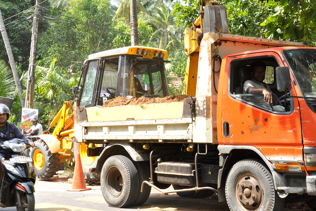 කටාන නල ජල යෝජනා ක්රමයේ දවසට මිලියනයක පස් සොරකම් කරයි. කටාන නල ජල යෝජනා ක්රමයේ දවසට මිලියනයක පස් සොරකම් කරයි.