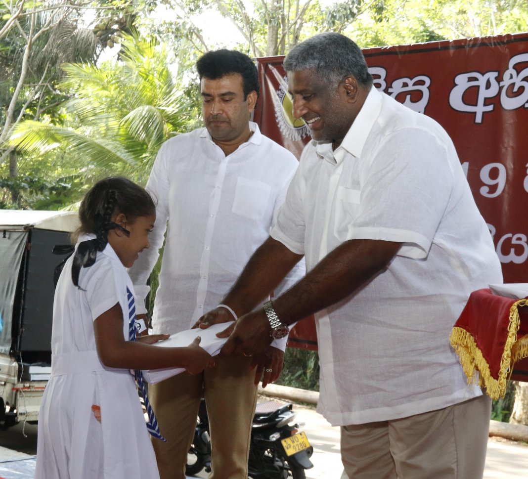 මිනුවන්ගොඩ නගර සභාවෙන් පාසල් දරුවන්ට පොත් මිනුවන්ගොඩ නගර සභාවෙන් පාසල් දරුවන්ට පොත්
