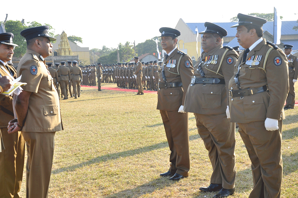 මීගමුවේ පොලිස් නිලධාරීන්ගේ හැඩ-වැඩ නියෝජ්ය පොලිස්පති දේශබන්දුගේ පරීක්ෂාවට මීගමුවේ පොලිස් නිලධාරීන්ගේ හැඩ-වැඩ නියෝජ්ය පොලිස්පති දේශබන්දුගේ පරීක්ෂාවට