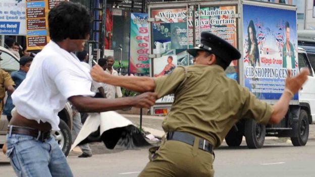පොලිස් වධ හිංසා: “බොරු වාර්තා ලබා දෙන වෛද්යවරුන්ට එරෙහිව පියවර ගත යුතුයි” පොලිස් වධ හිංසා: “බොරු වාර්තා ලබා දෙන වෛද්යවරුන්ට එරෙහිව පියවර ගත යුතුයි”