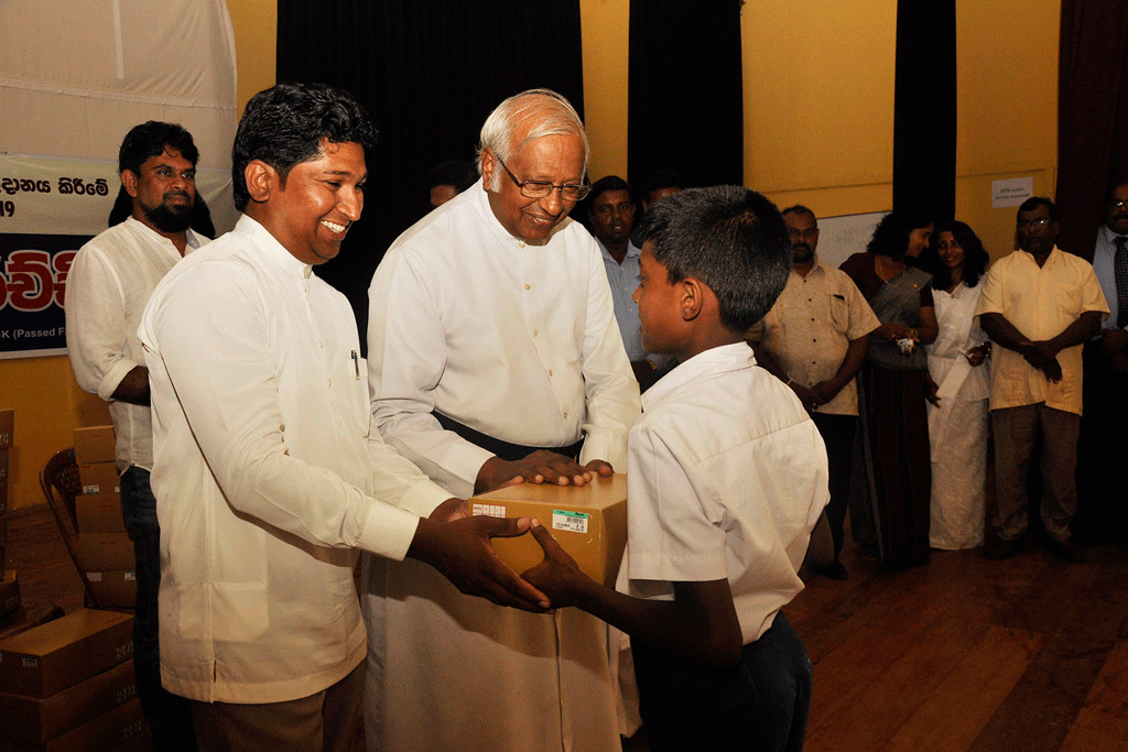 කටානේ පාසල් දරුවන් 15000 ලක්ෂ 130 ක් වටිනා සපත්තු කටානේ පාසල් දරුවන් 15000 ලක්ෂ 130 ක් වටිනා සපත්තු