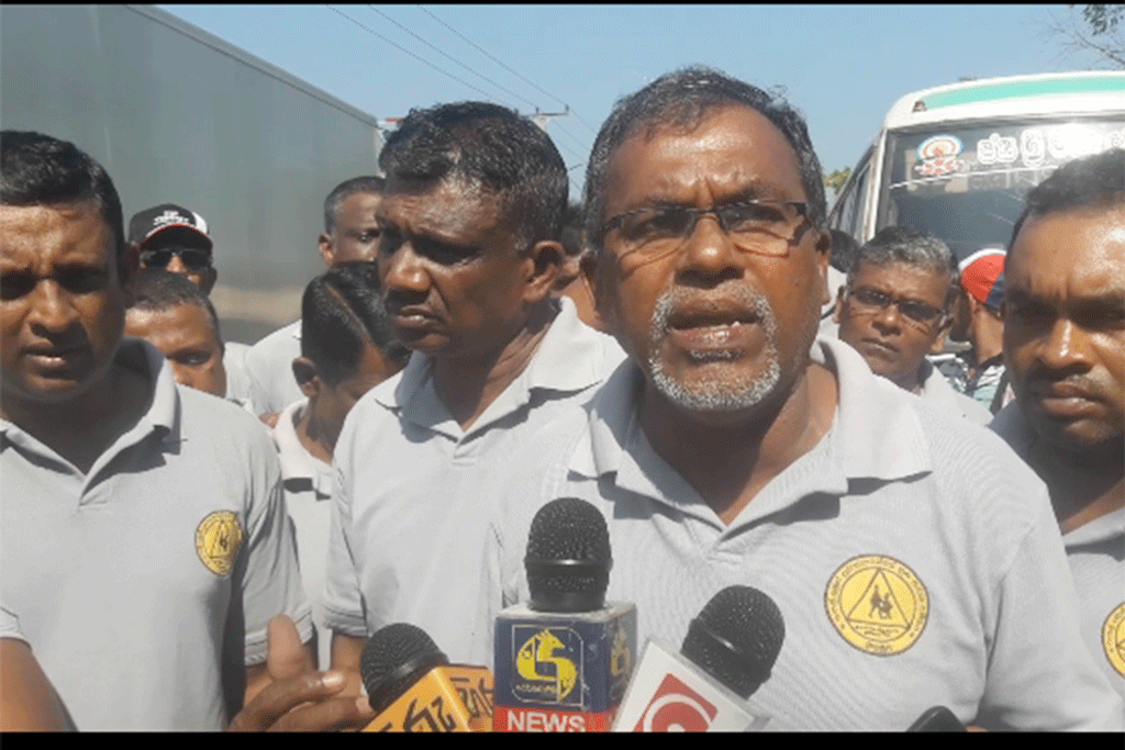 කාර්බන් බද්දට එරෙහිව මීගමුවේ පාසැල් ප්රවාහන සංගමයේ විරෝධතාවය කාර්බන් බද්දට එරෙහිව මීගමුවේ පාසැල් ප්රවාහන සංගමයේ විරෝධතාවය