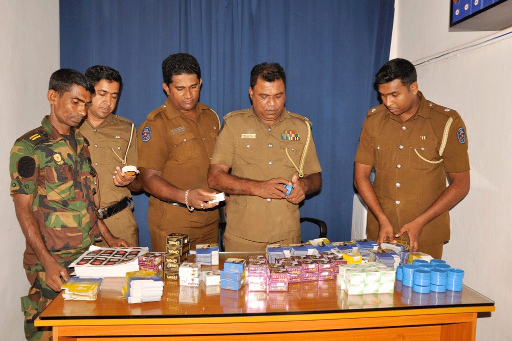 මීගමුවේ ව්යාජ රූපලාවන්ය ආලේපන ඇසුරුම් මධ්යස්ථානයක් -තොග වශයෙන් බෙදා හැරලා මීගමුවේ ව්යාජ රූපලාවන්ය ආලේපන ඇසුරුම් මධ්යස්ථානයක් -තොග වශයෙන් බෙදා හැරලා