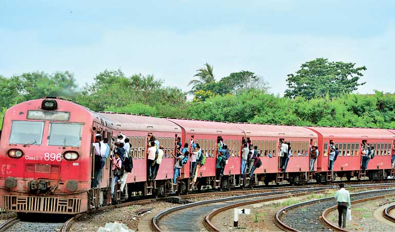 දුම්රිය සේවකයින් අද මැදියම් රැයේ සිට වැඩ වර්ජනයක දුම්රිය සේවකයින් අද මැදියම් රැයේ සිට වැඩ වර්ජනයක