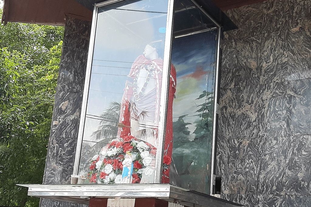 සෙබස්තියන්මුනිදුන්ගේ පිළිරුවේ ආවරණයට ගල් ගැසීම – 20 ක ගෙන් ප්රශ්නකරයි සෙබස්තියන්මුනිදුන්ගේ පිළිරුවේ ආවරණයට ගල් ගැසීම – 20 ක ගෙන් ප්රශ්නකරයි
