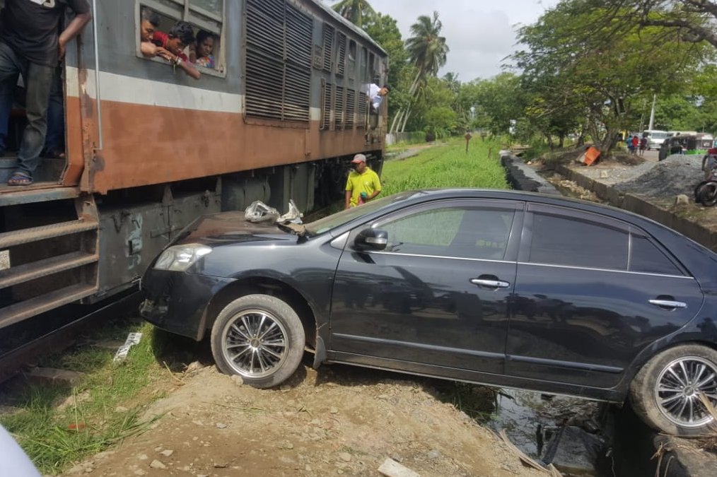 ගල්කන්ද හන්දිය අසල අනාරක්ෂිත දුම්රිය හරස්මගේදී අදත් අනතුරක් ගල්කන්ද හන්දිය අසල අනාරක්ෂිත දුම්රිය හරස්මගේදී අදත් අනතුරක්