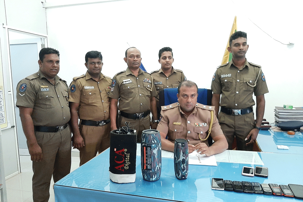 කුඩු ගහන්න පඩිය මදිනිසා රන්මාල කැඩූ දළුපොත හතරෙ කල්ලියේ තුනක් මාට්ටු කුඩු ගහන්න පඩිය මදිනිසා රන්මාල කැඩූ දළුපොත හතරෙ කල්ලියේ තුනක් මාට්ටු