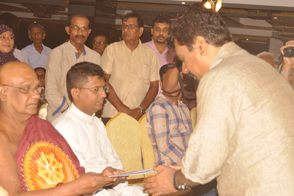 උතුරු නැගෙනහිර ජනතාවගෙන් අත්පත්කරගත් ඉඩම් සියල්ල ආපසු දී වන්දියකුත් දෙනවා -ජවිපෙ නායක උතුරු නැගෙනහිර ජනතාවගෙන් අත්පත්කරගත් ඉඩම් සියල්ල ආපසු දී වන්දියකුත් දෙනවා -ජවිපෙ නායක