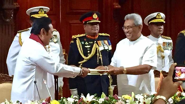 මහින්ද අගමැති ලෙස දිවුරුම් දෙයි මහින්ද අගමැති ලෙස දිවුරුම් දෙයි