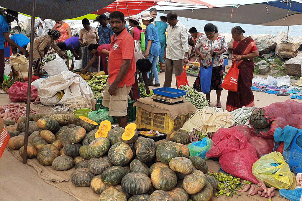 මිගමුව කාමච්චෝඩ් පොල බදුකරුගෙන් -වෙළදුන්ට බදුසමග දඩ -බලධාරීන් මරනින්දේ මිගමුව කාමච්චෝඩ් පොල බදුකරුගෙන් -වෙළදුන්ට බදුසමග දඩ -බලධාරීන් මරනින්දේ