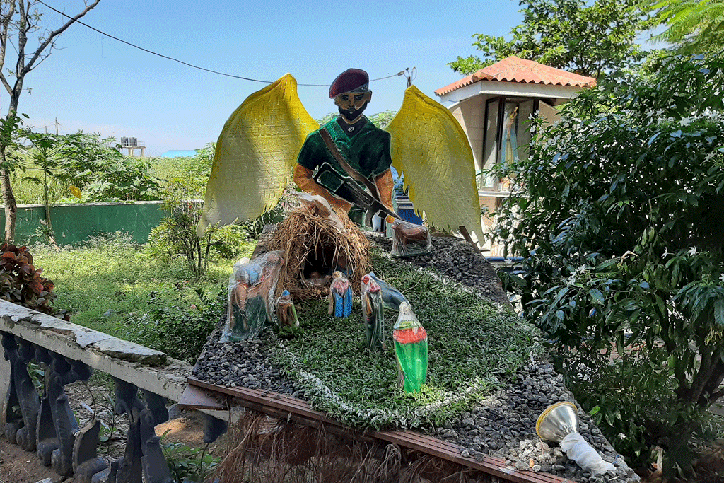 දේවදුතයන් අතට ගිනිඅවි දේවදුතයන් අතට ගිනිඅවි