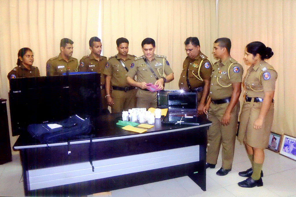 වයස 30 යි දවසකට කුඩුවියදම 20000 යි – කොළබ පාරේ ගෙවල් 38කට මහදවල් රිංගයි වයස 30 යි දවසකට කුඩුවියදම 20000 යි – කොළබ පාරේ ගෙවල් 38කට මහදවල් රිංගයි