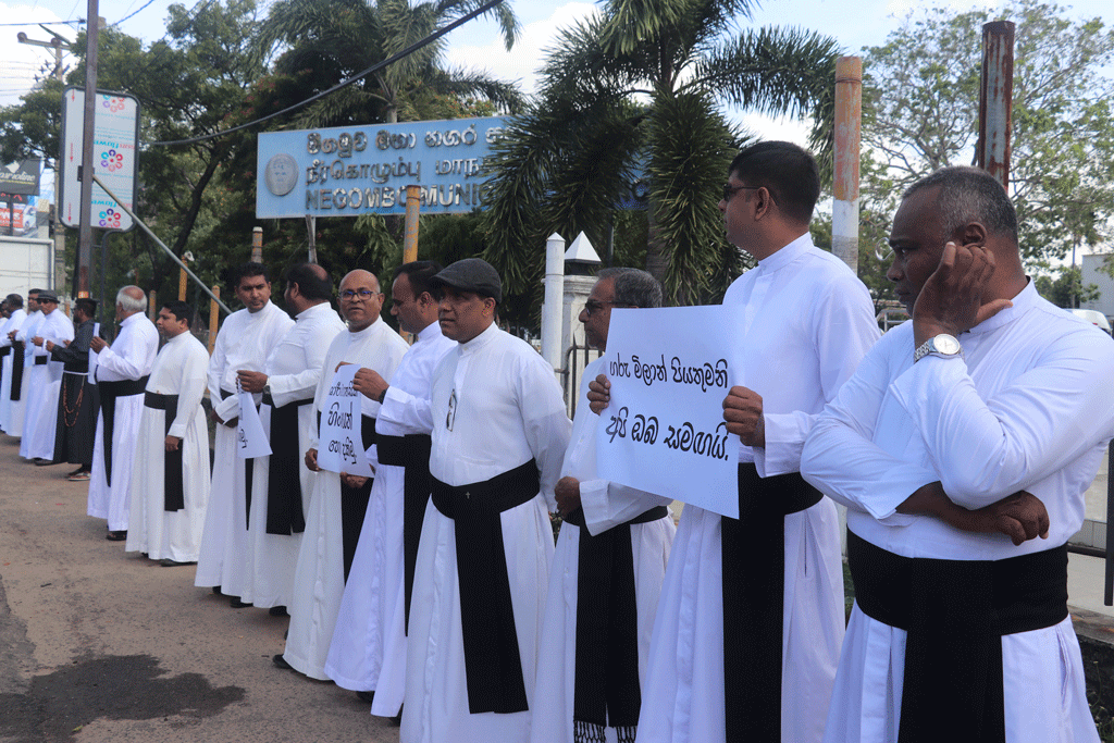 පොලිස් පහරදීම් හෙළාදකිමු මීගමුවේ නිහඩ විරෝධයක් පොලිස් පහරදීම් හෙළාදකිමු මීගමුවේ නිහඩ විරෝධයක්