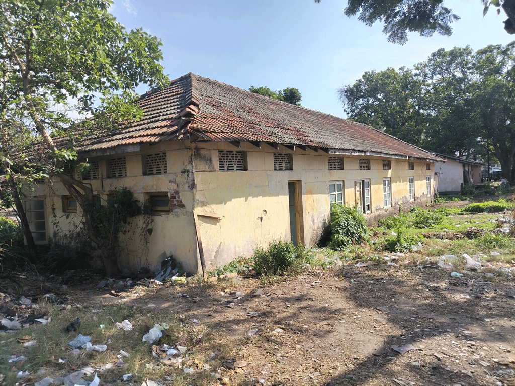 මීගමුවේ දුම්රිය නිල නිවාස වල හොද හොද සෙල්ලම් මීගමුවේ දුම්රිය නිල නිවාස වල හොද හොද සෙල්ලම්