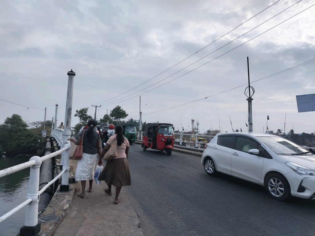 කොතලාවල පාලම කළුවරේ ජනතාව අනතුරේ කොතලාවල පාලම කළුවරේ ජනතාව අනතුරේ