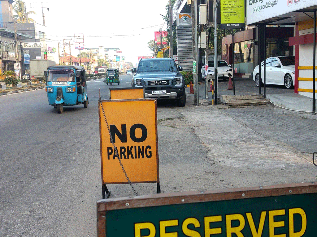 කොළබ පාරේ මංතීරුවක් වැසීමෙන් පදිකයන් අනතුරේ කොළබ පාරේ මංතීරුවක් වැසීමෙන් පදිකයන් අනතුරේ
