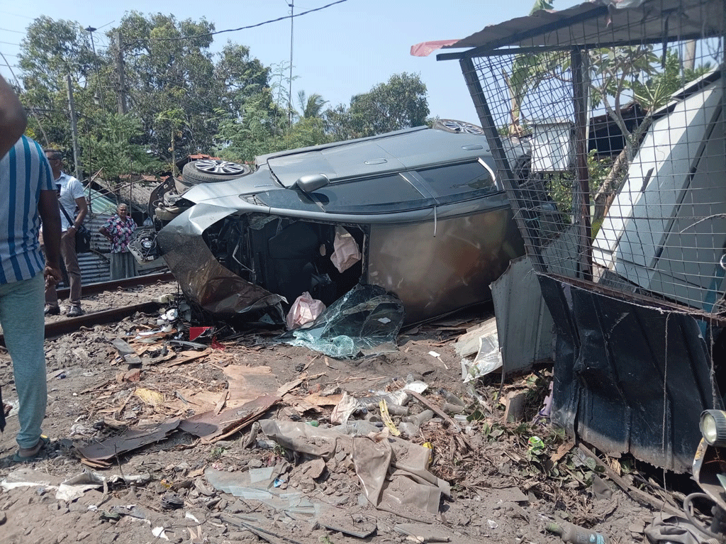 කොච්චිකඩේදී මෝටර් රථයක් දුම්රියේ ගැටේ -දෙදෙනක් රෝහලේ කොච්චිකඩේදී මෝටර් රථයක් දුම්රියේ ගැටේ -දෙදෙනක් රෝහලේ