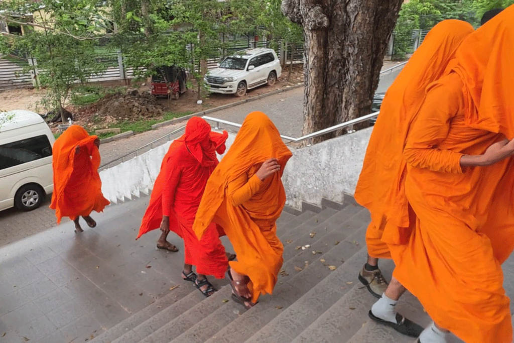 තවත් භික්ෂූ ප්රතිරූපකයෙකුට රැදවුම් නියෝග තවත් භික්ෂූ ප්රතිරූපකයෙකුට රැදවුම් නියෝග